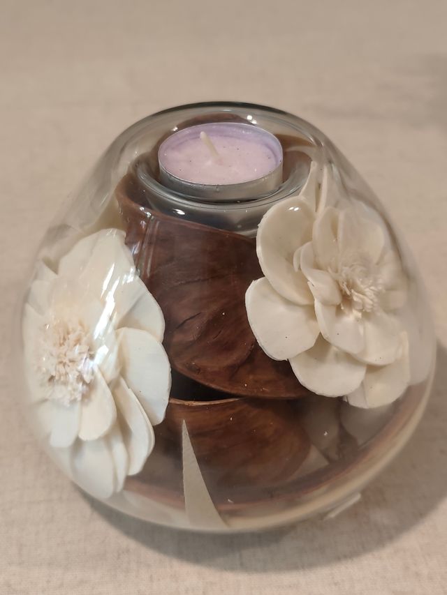 Vela decorativa con flores y aroma