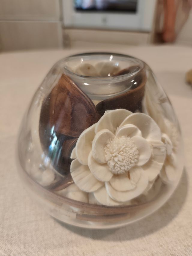 Vela decorativa con flores y aroma