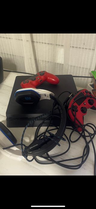 PS4 500GB con 2 mandos y cascos