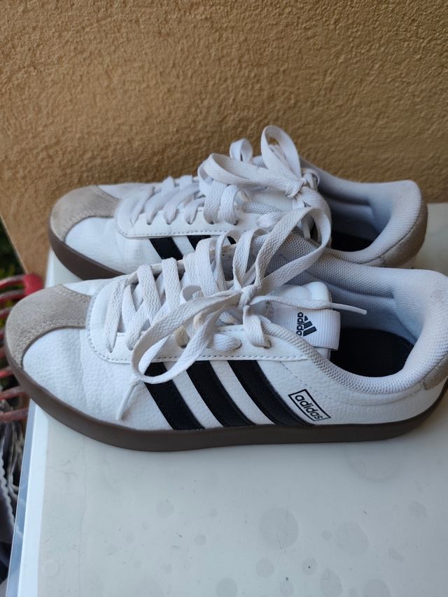 Zapatillas Adidas Blancas y Negras