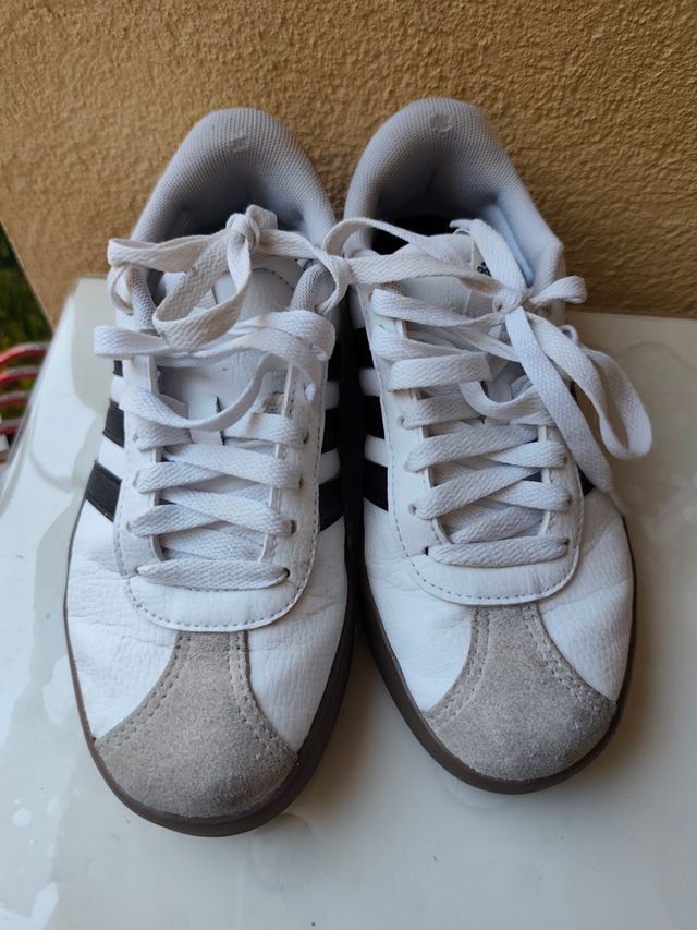 Zapatillas Adidas Blancas y Negras