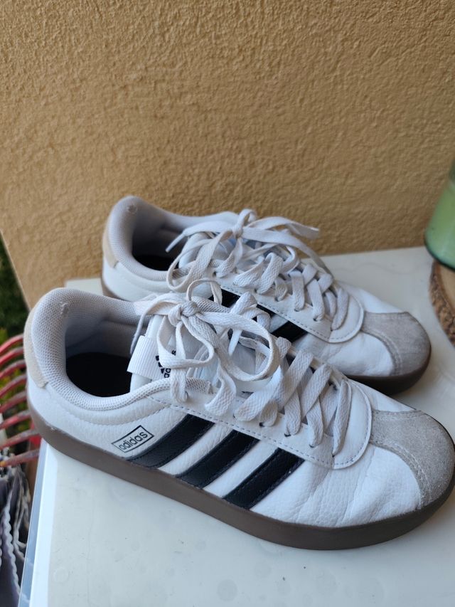 Zapatillas Adidas Blancas y Negras