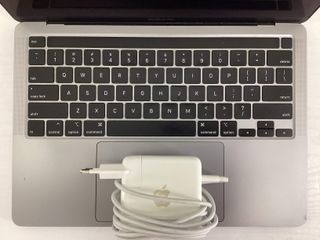 portatil apple apple macbook pro core i5 2.0 13 touchbar/touch id (2020) (a2251)