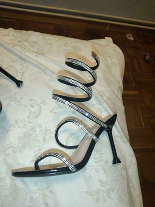 Sandalias de tacón con tiras brillantes