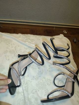Sandalias de tacón con tiras brillantes