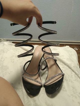 Sandalias de tacón con tiras brillantes