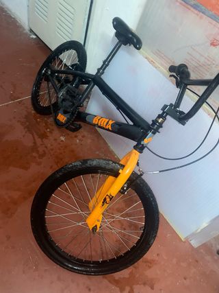 Bicicleta BMX negra y naranja