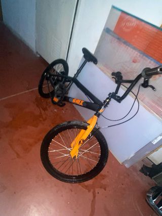 Bicicleta BMX negra y naranja