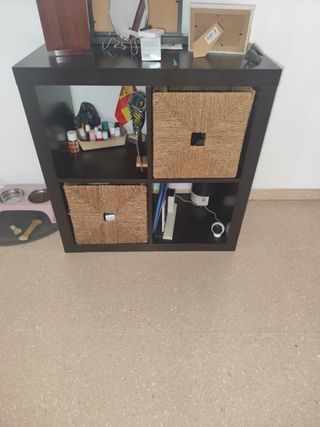 Mueble de salón oscuro con cestas