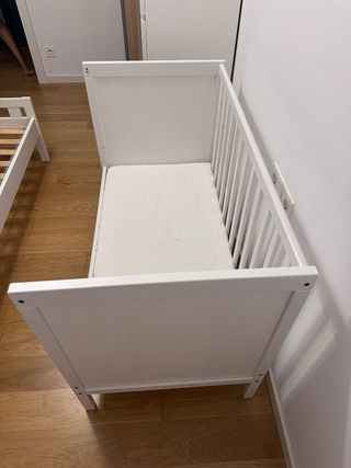 Cama cuna de bebé blanca y colchón