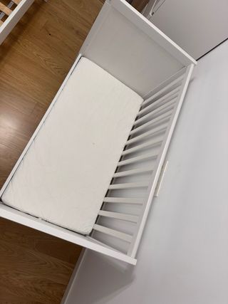 Cama cuna de bebé blanca y colchón