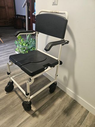 Silla de ducha con ruedas
