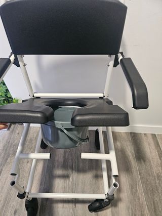 Silla de ducha con ruedas