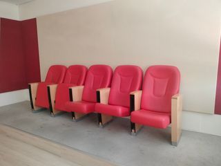 Butacas de cine rojas, cinco unidades.