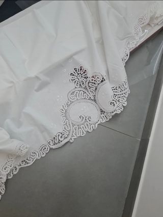 Lenzuola matrimoniali bianche con pizzo in cantú.