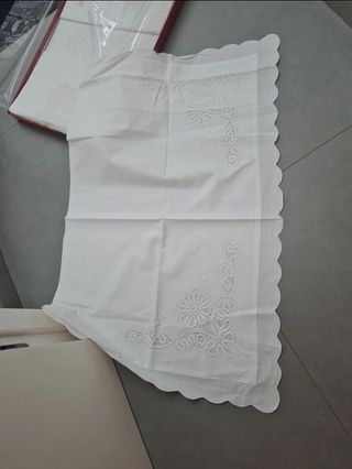 Lenzuola matrimoniali bianche con pizzo in cantú.