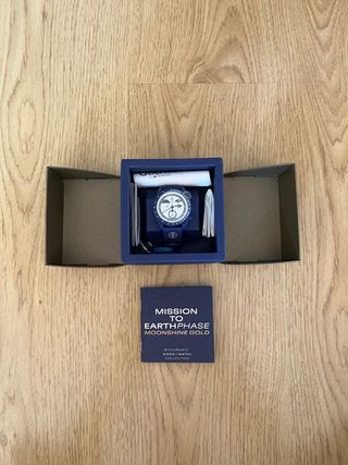 Swatch omega Moonshine Gold Earthphase snoopy 
