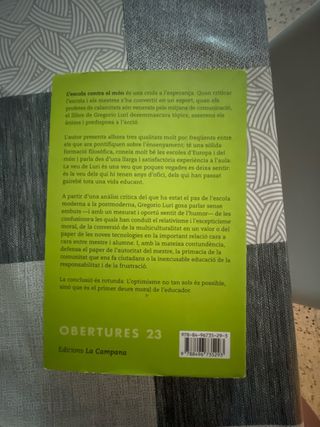 L'escola contra el món (Obertures) (Catalan Edi...