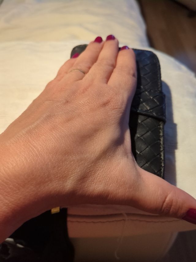 Regalo por una compra  Monedero de piel trenzada