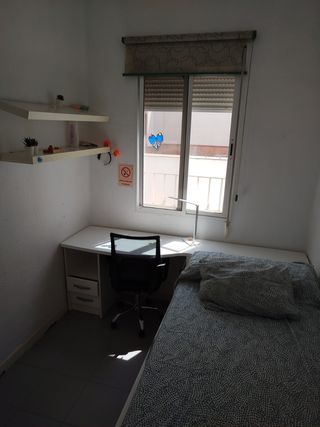 Habitación femenina en piso compartido