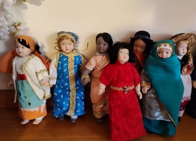 Muñecas de porcelana vestidas