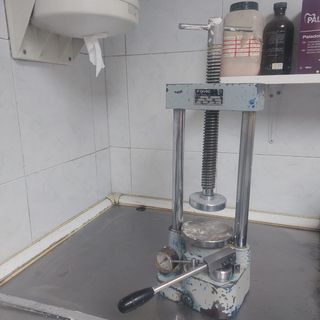 Prensa Hidráulica Dental OMEC