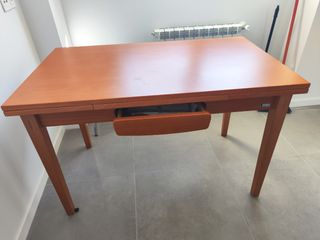 2 Sillas de madera y una mesa extensible