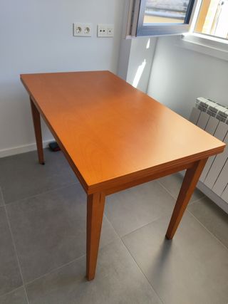 2 Sillas de madera y una mesa extensible