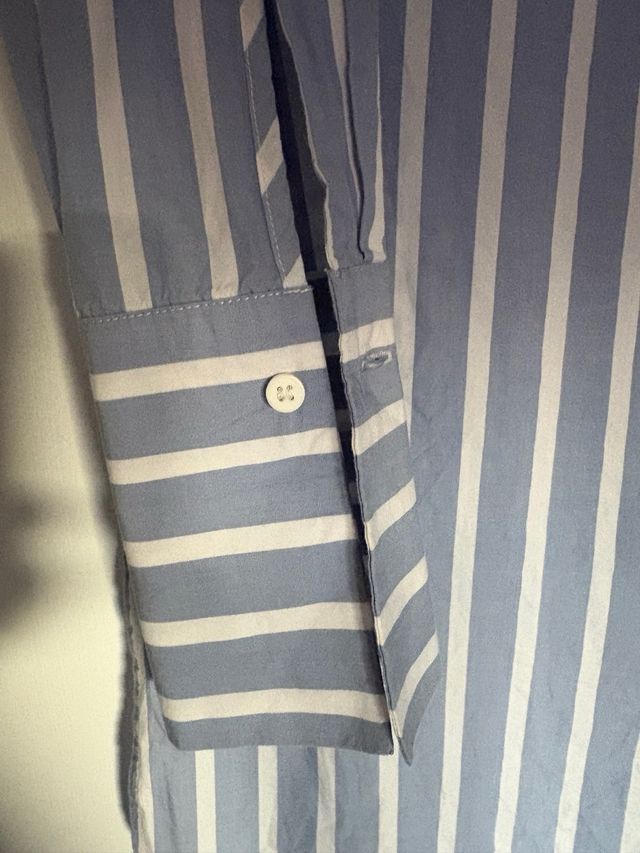 Camisa de rayas azul y blanca