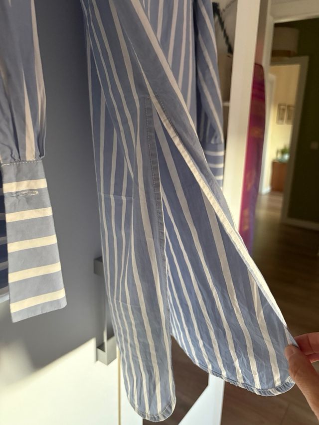 Camisa de rayas azul y blanca