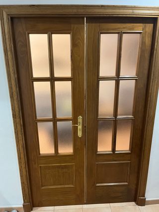 Puertas de madera maciza con cristal. 