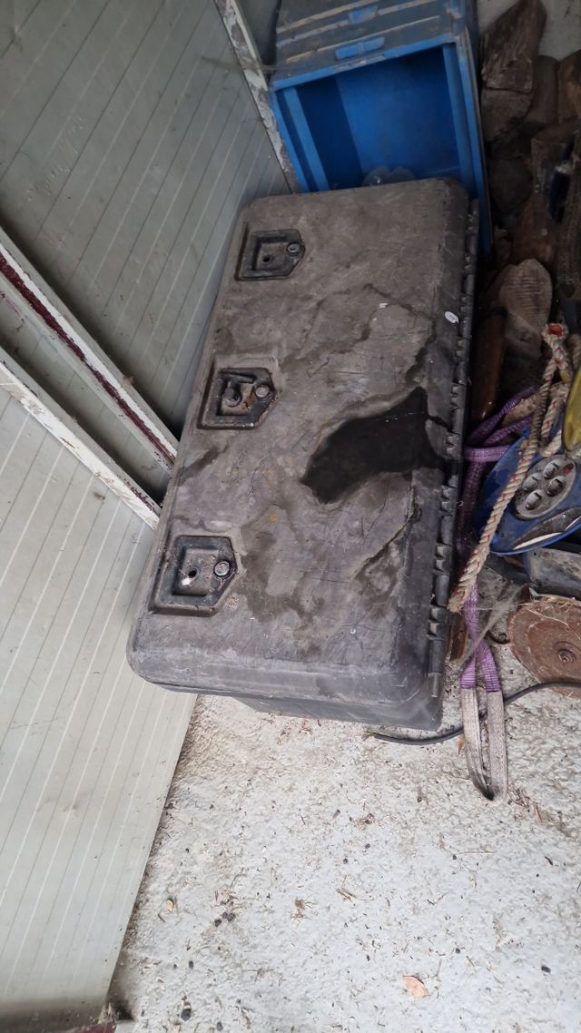 Baúl de plástico y goma