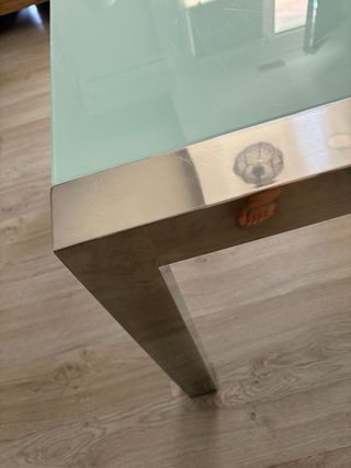 Mesa de salón cristal y metal. Precio negociable .