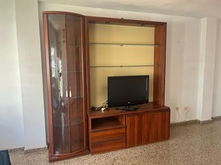 Mueble de comedor de madera y cristal