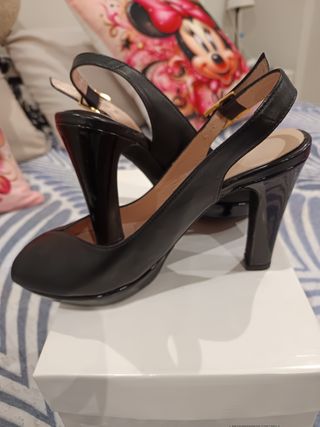 Zapatos de tacón negros con tira