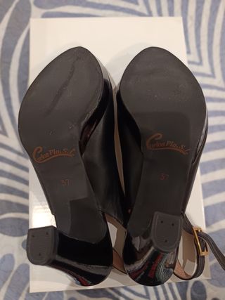 Zapatos de tacón negros con tira