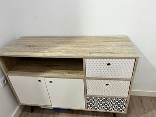 Cómoda de madera con cajones y puertas. 

