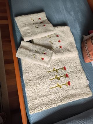 Juego de toallas y alfombra en color verde claro