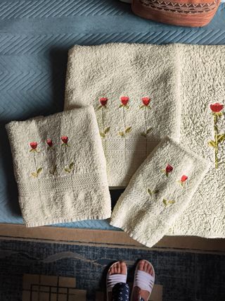 Juego de toallas y alfombra en color verde claro