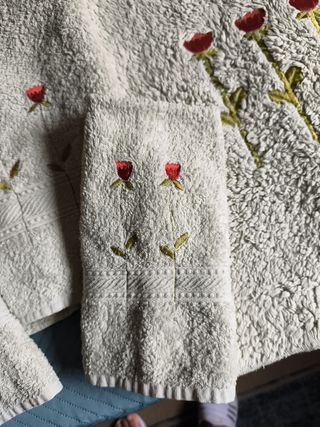 Juego de toallas y alfombra en color verde claro