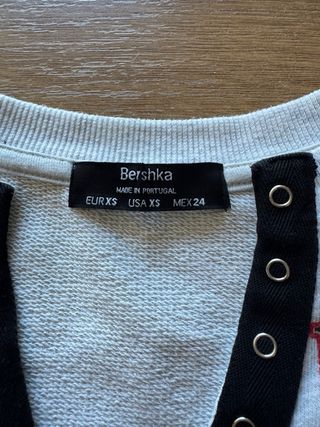 Crop top Bershka gris con estampado
