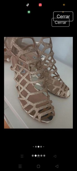 Sandalias doradas preciosas