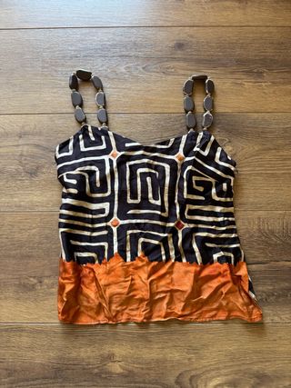 Alba Conde Blusa Negra y Naranja