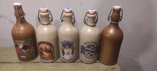 Set di 3 bottiglie di birra in ceramica da collezione