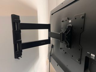 Televisor LG 42” Ultra HD 4K y Soporte de Pared 