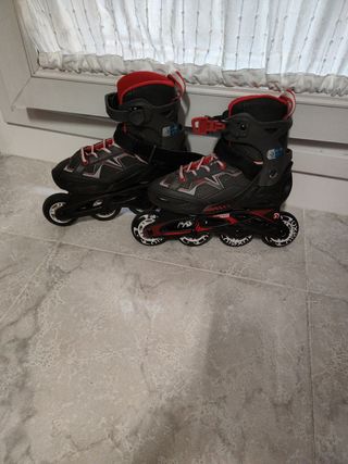 Patines en línea negros y rojos, casco y bolsa 