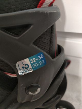 Patines en línea negros y rojos, casco y bolsa 