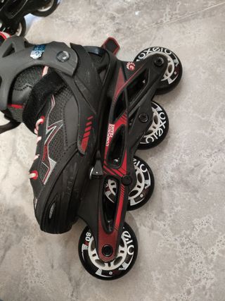 Patines en línea negros y rojos, casco y bolsa 