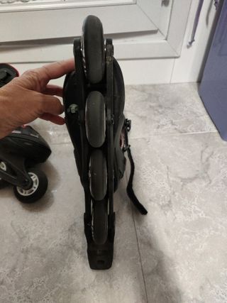Patines en línea negros y rojos, casco y bolsa 