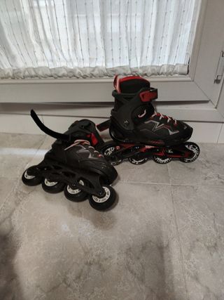 Patines en línea negros y rojos, casco y bolsa 